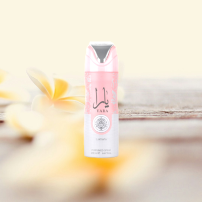 Spray perfumado YARA em frasco branco e rosa com flores ao fundo