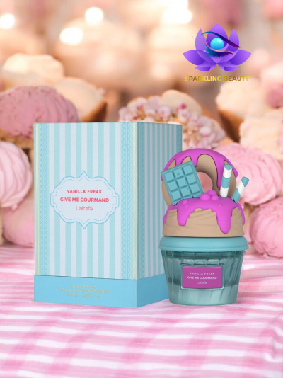 Frasco de perfume decorado em forma de cupcake com caixa e doces ao fundo