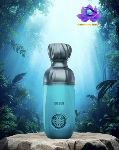 Frasco azul fosco com tampa preta em relevo e texto FIG HUG sobre pedra na floresta