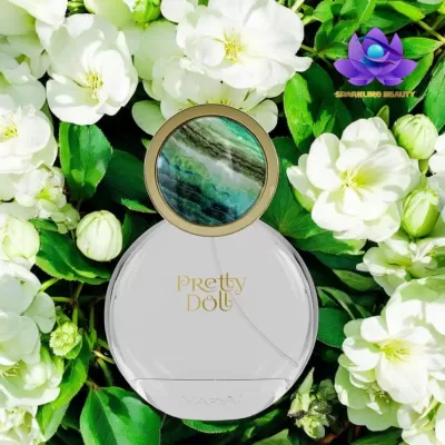 Frasco de perfume Pretty Doll rodeado de flores brancas