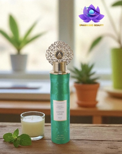 Frasco verde decorativo de produto de beleza com vela e plantas ao fundo