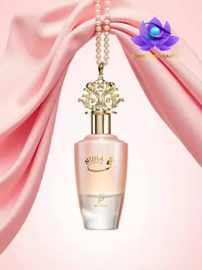 Frasco de perfume NUHA esfumado rosa branco com tampa dourada ornamentada e corrente de pérolas