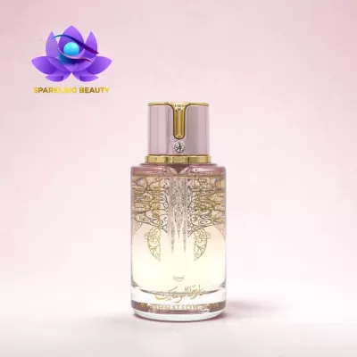 Frasco de perfume Marshmallow Musk com tampa rosa e dourada e decoração dourada