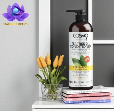 Condicionador COSMO Tea Tree Oil anti-caspa com tulipas amarelas e livros.