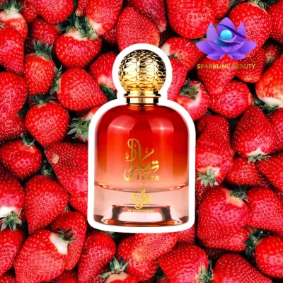 Frasco de perfume vermelho com tampa dourada sobre morangos vermelhos