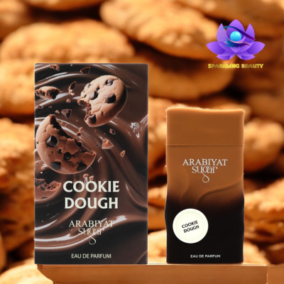 Frasco e embalagem de perfume Cookie Dough Arabiya Sugar sobre superfície de madeira, fundo com bolachas.