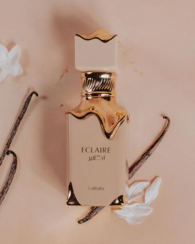 Frasco de perfume Lattafa ECLAIRE bege com detalhes dourados