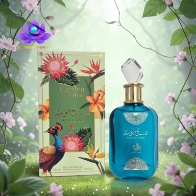 Frasco azul de perfume Garden of Eden junto à sua caixa com decoração floral e pavão, em cenário floral