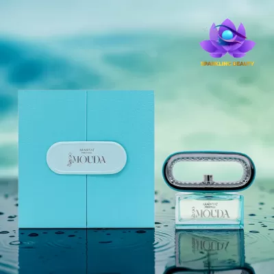 Frasco de perfume com caixa azul clara e etiqueta branca