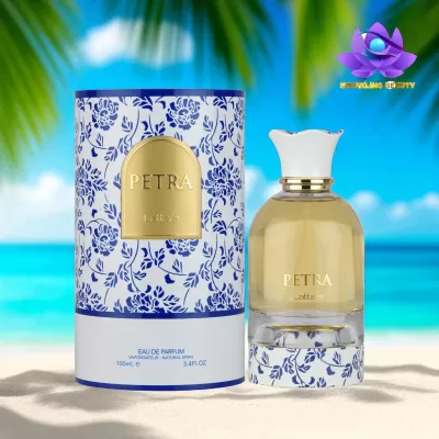 Perfume PETRA com embalagem floral azul e branca, fundo de praia