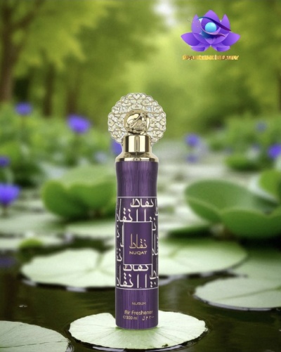 Frasco roxo de ambientador NUQAT com tampa dourada sobre folhas de lírio na água