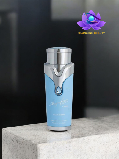 Frasco de perfume azul claro com tampa prateada sobre superfície cinzenta