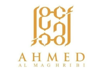 Logótipo dourado da marca AHMED AL MAGHRIBI num fundo branco