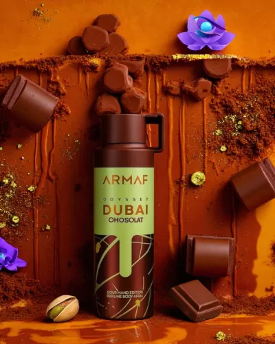 Frasco de perfume Armaf Odyssey Dubai Oh Solat rodeado de pedaços de chocolate e flores roxas
