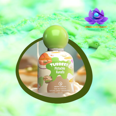 Frasco de perfume TUBBEES Pistachio Kunafa com tampa verde e rótulo colorido sobre fundo verde