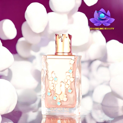 Frasco de perfume SUGAR ME com fundo de marshmallows brancos