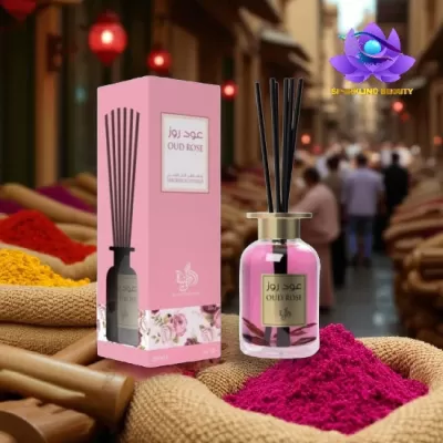 Difusor de ambiente OUD ROSE em frasco rosa com varetas e embalagem rosa junto a sacos de especiarias coloridas.