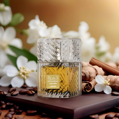 Frasco de perfume em vidro com líquido amarelo e decoração à volta