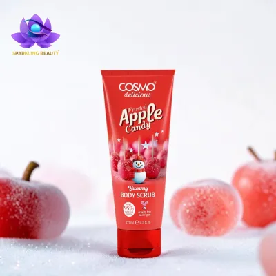 Tubo vermelho de esfoliante corporal Frosted Apple Candy da marca COSMO com maçãs vermelhas ao fundo.