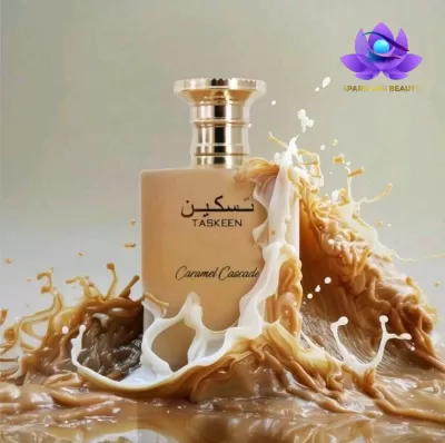 Frasco de perfume bege com tampa dourada rodeado por splash de líquidos caramelizados e brancos