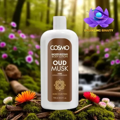frasco branco de loção corporal COSMO Oud Musk com etiqueta marrom e flores em floresta