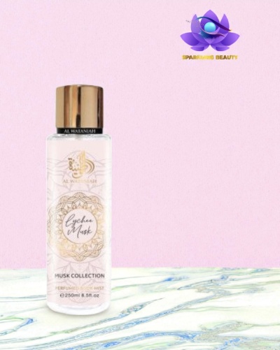 Frasco de spray corporal Al Wataniah Lychee Musk com tampa dourada sobre superfície marmoreada e fundo rosa