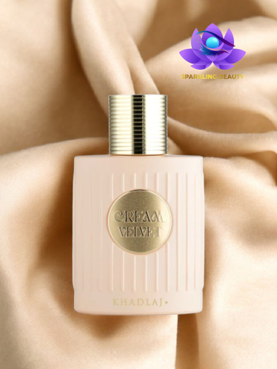 Frasco de perfume creme e dourado sobre tecido de cetim bege