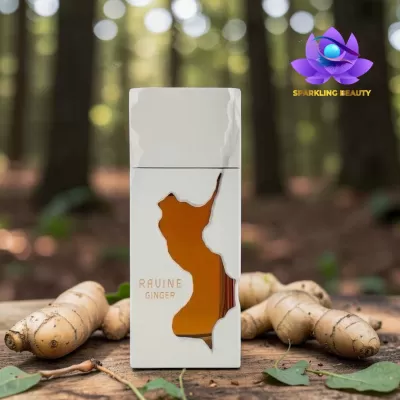 Frasco branco com líquido âmbar e raízes de gengibre num ambiente natural