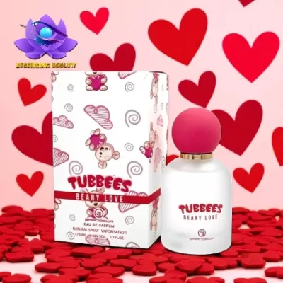 Perfume Tubbees Beary Love com embalagens e fundo decorado com corações vermelhos