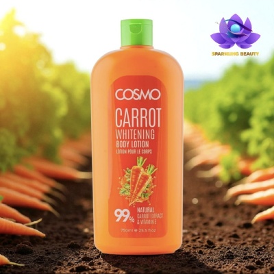 Frasco laranja de loção corporal COSMO CARROT WHITENING em solo de campo com cenouras.