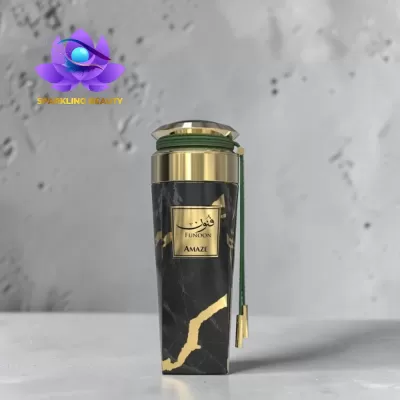 Frasco elegante de perfume preto e dourado com detalhes em verde