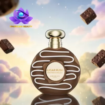 Frasco de perfume castanho com detalhes brancos e tampa dourada, cubos de chocolate flutuando e céu com nuvens ao fundo