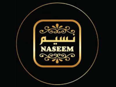Logotipo dourado da marca NASEEM em fundo preto com decoração floral.