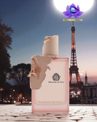 Frasco de perfume rosa claro com decoração e Torre Eiffel ao fundo ao crepúsculo