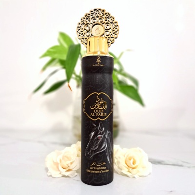 Frasco negro com tampa dourada decorativa e texto dourado 'OUD AL FARIS', imagem de cavalo preto, flores brancas e planta verde ao fundo