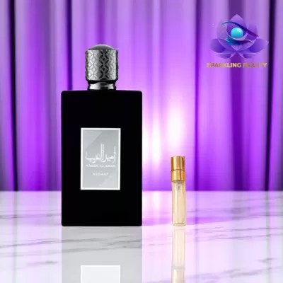 Perfume Nesaaf preto e pequeno frasco transparente sobre superfície marmoreada com fundo roxo