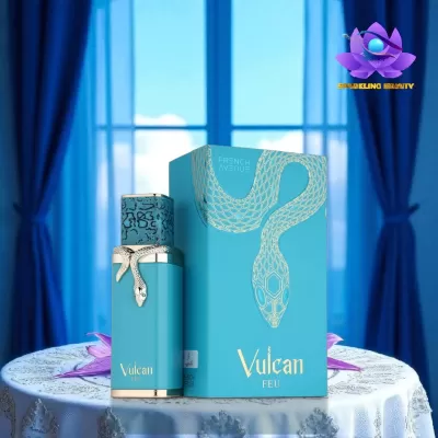 Perfume Vulcan PEU azul com embalagem e mesa com toalha e flores roxas