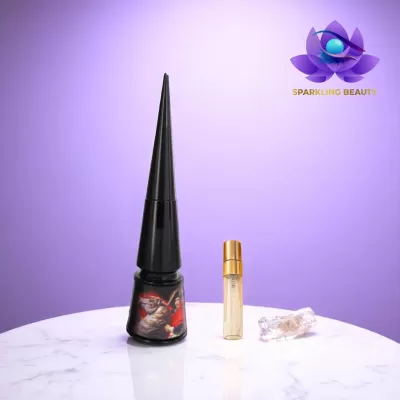 Produtos de beleza sobre mesa branca com fundo roxo e logótipo Sparkling Beauty