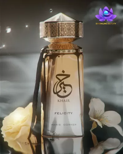 Frasco de vidro de perfume dourado KHAIR FELICITY com flores brancas ao redor