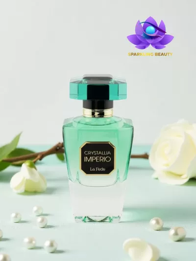 Frasco de perfume verde translúcido com etiqueta preta e flores brancas ao redor