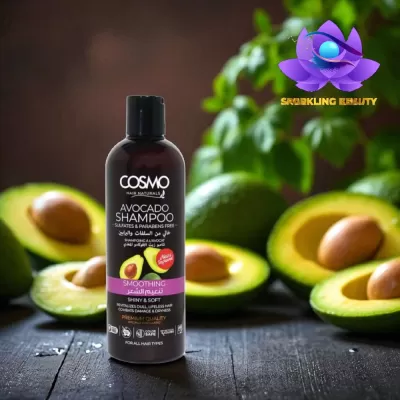 Frasco de champô COSMO Avocado Shampoo com abacates ao fundo.