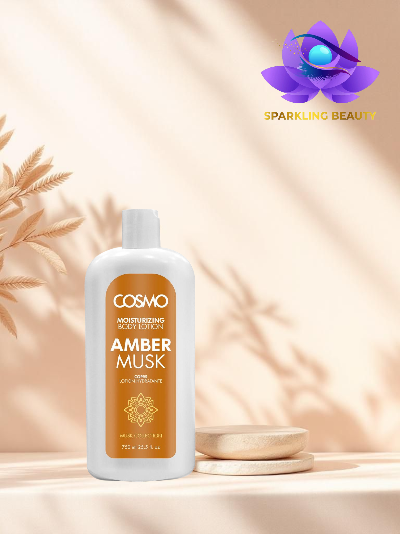Frasco branco de loção Amber Musk com etiqueta laranja e fundo bege com sombras de plantas