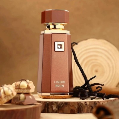 Frasco de perfume castanho Liquid Brun com pau de baunilha e madeira