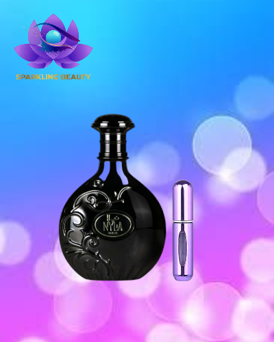 Frasco de perfume preto e recipiente metálico prateado sobre fundo colorido com logótipo SPARKLING BEAUTY