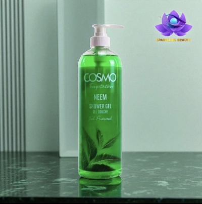 Frasco verde de gel de duche COSMO Neem com tampa branca e rótulo com folhas verdes sobre superfície preta.