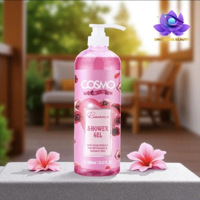 Frasco rosa translúcido de gel de banho COSMO BEAUTY Romance com tampa de bomba e flores cor-de-rosa ao lado