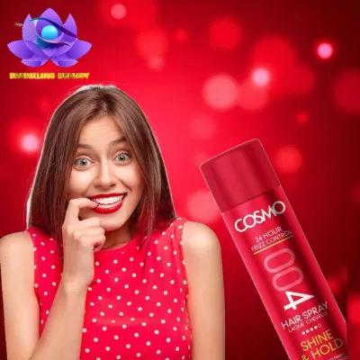 Mulher sorridente com vestido vermelho e spray para cabelo COSMO vermelho ao lado, fundo vermelho