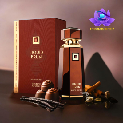 Frasco e caixa de perfume castanhos com detalhes dourados e chocolates junto a especiarias.