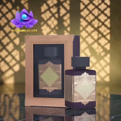 Frasco de perfume roxo e embalagem bege sobre superfície de mármore