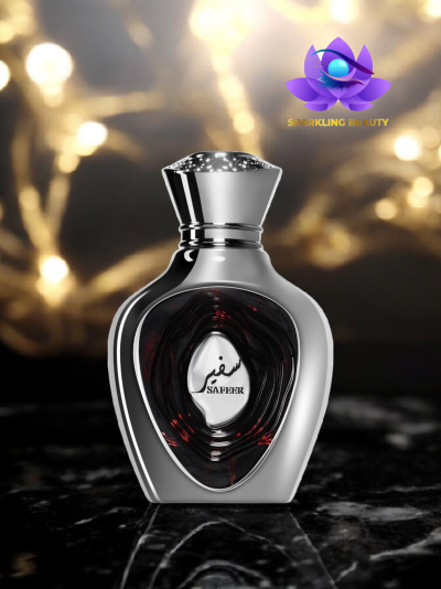Frasco de perfume prateado com líquido vermelho e texto SAFEER